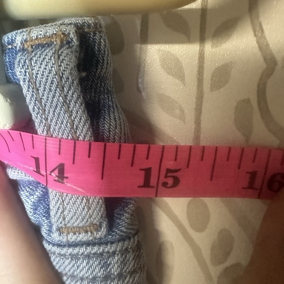 American Eagle Mom‎ Shorts Womens Size 6 Heavily Distressed Light Wash High Rise - Picture 8 of 9